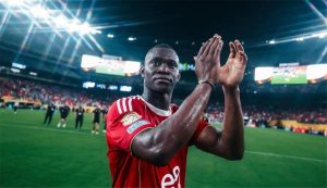 فالنسيا يوجه بوصلته نحو أليو ديانج بعد تعثر صفقة نجم وست هام