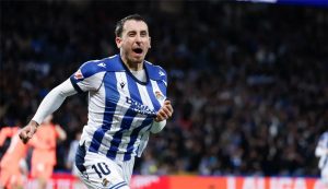 أويارزابال يسجل: ريال سوسييداد يتقدم على برشلونة في قمة الليجا الإسبانية